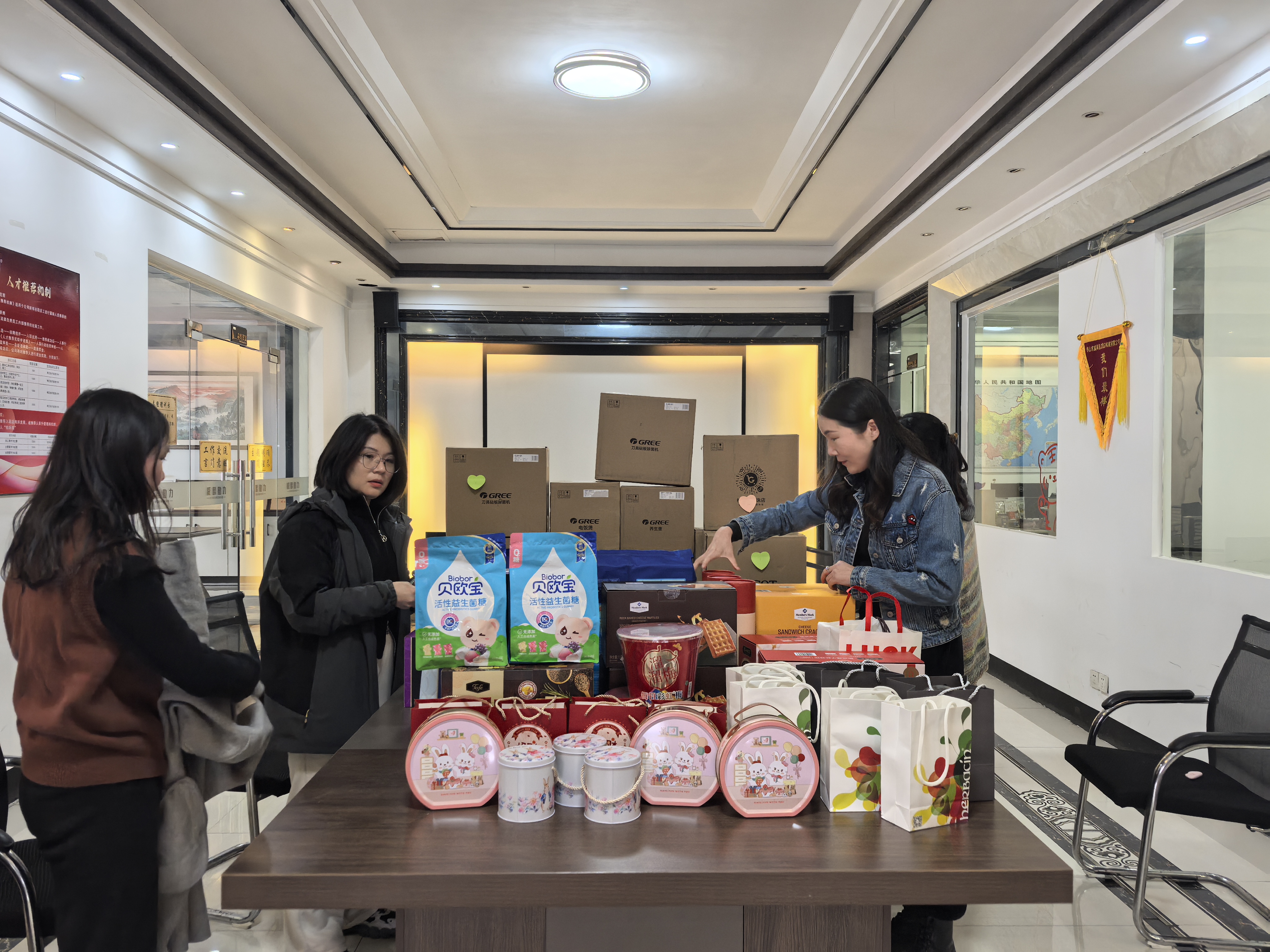 喜慶“三八”女神節、貼心慰問暖人心